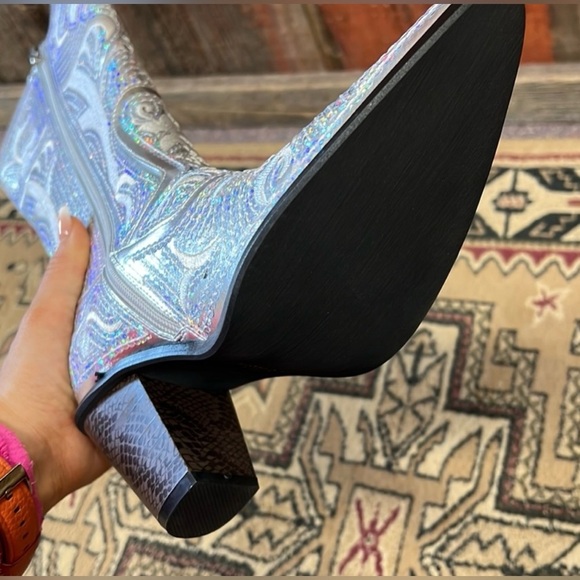 Helens Heart Cowgirl Silver Sequin
BOUTIQUE Sparkle Cowboy Boots Nashville - Picture 5 of 5